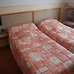 Logis & Restaurant - Le Normandie Hotell Caudebec-en-Caux