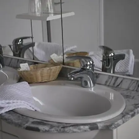 Hotel Logis & Restaurant - Le Normandie Caudebec-en-Caux